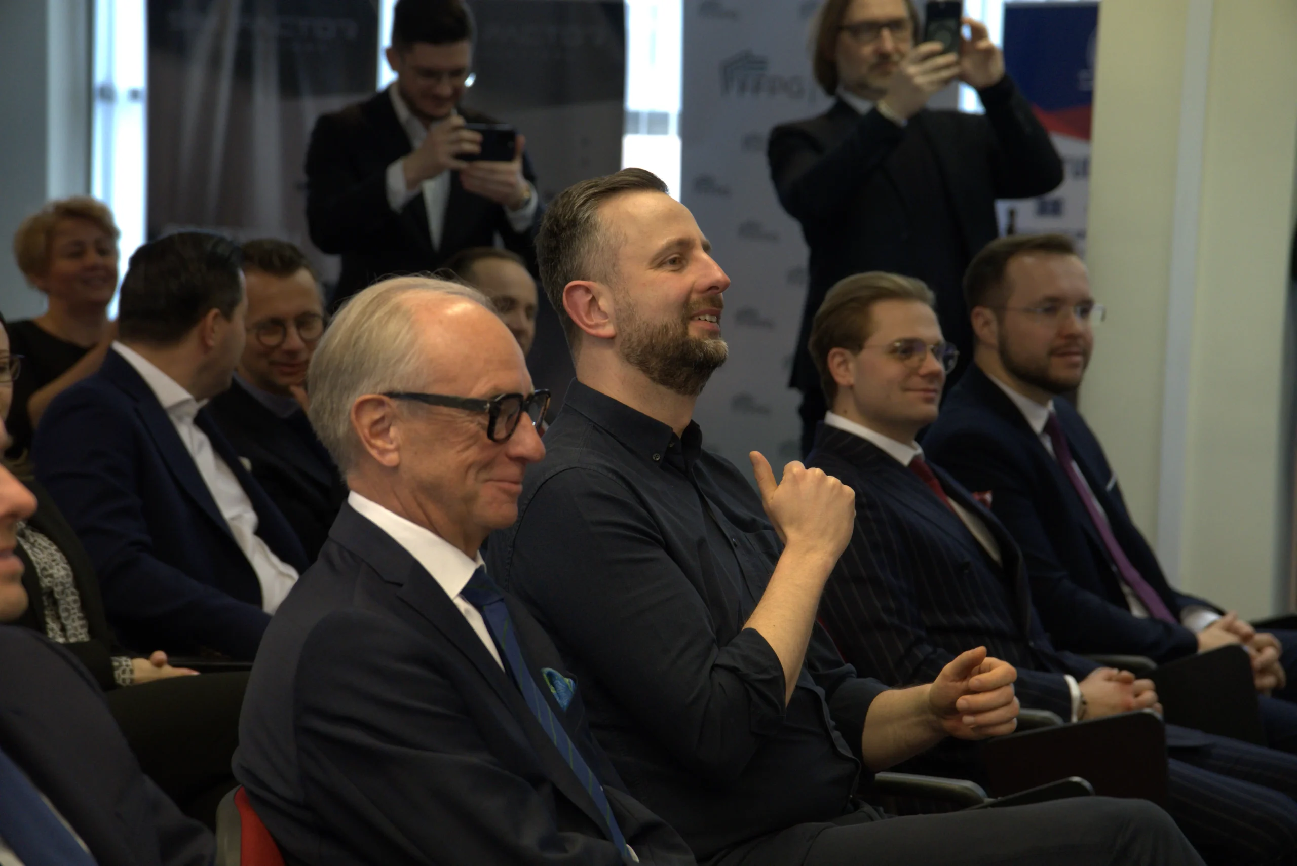 Władysław Kosiniak-Kamysz siedzi wśród uczestników wydarzenia organizowanego przez Uczelnia Łukaszewski.